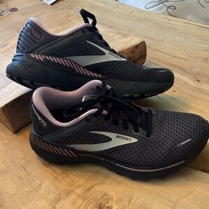 Brooks Women's Adrenaline GTS 22 size 8